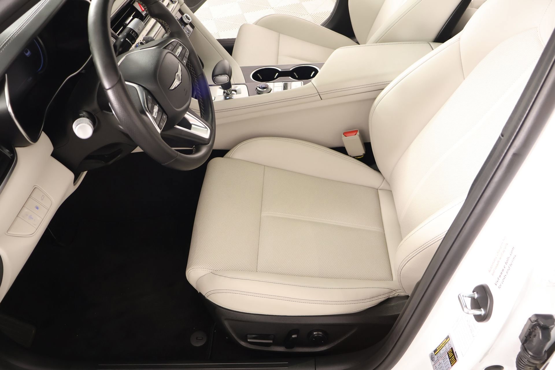 Used 2025 Genesis G70 2.5T image 10