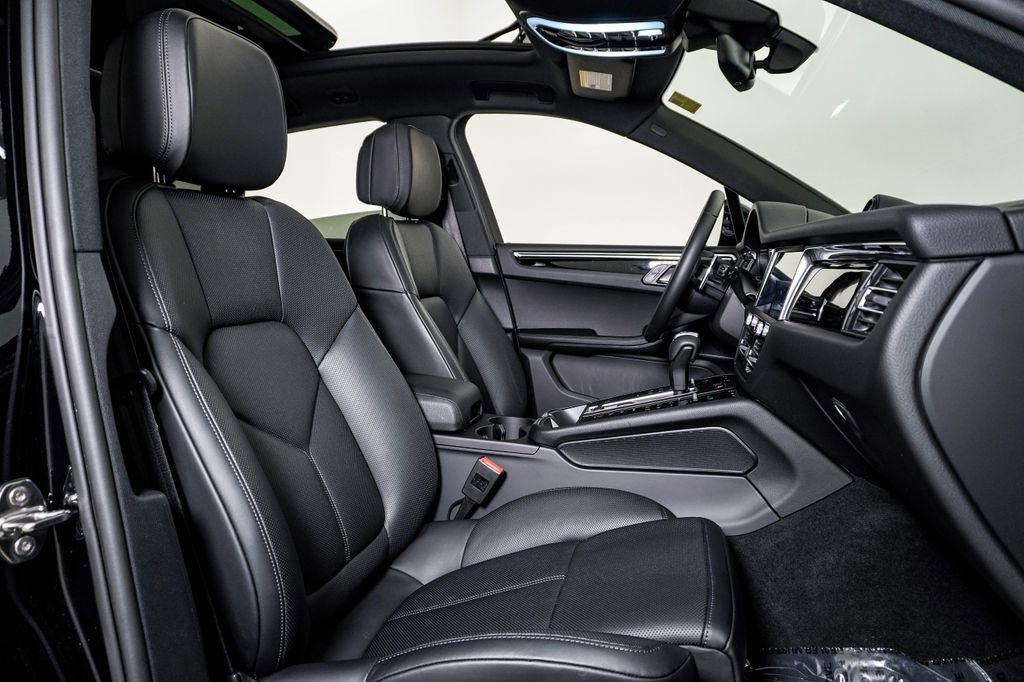 Certified 2025 Porsche Macan image 15