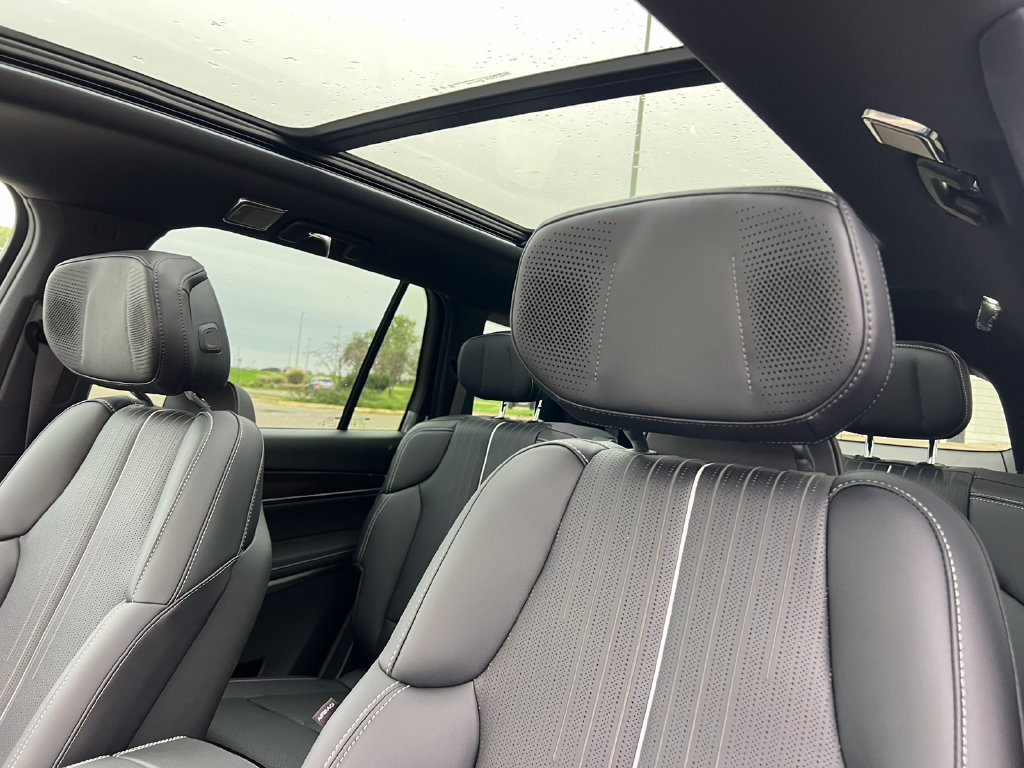 New 2027 Cadillac Vistiq Sport w/ LPO, Floor Liner Package AWD/4WD image 10