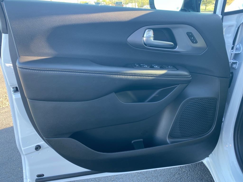 New 2026 Chrysler Pacifica Select image 9
