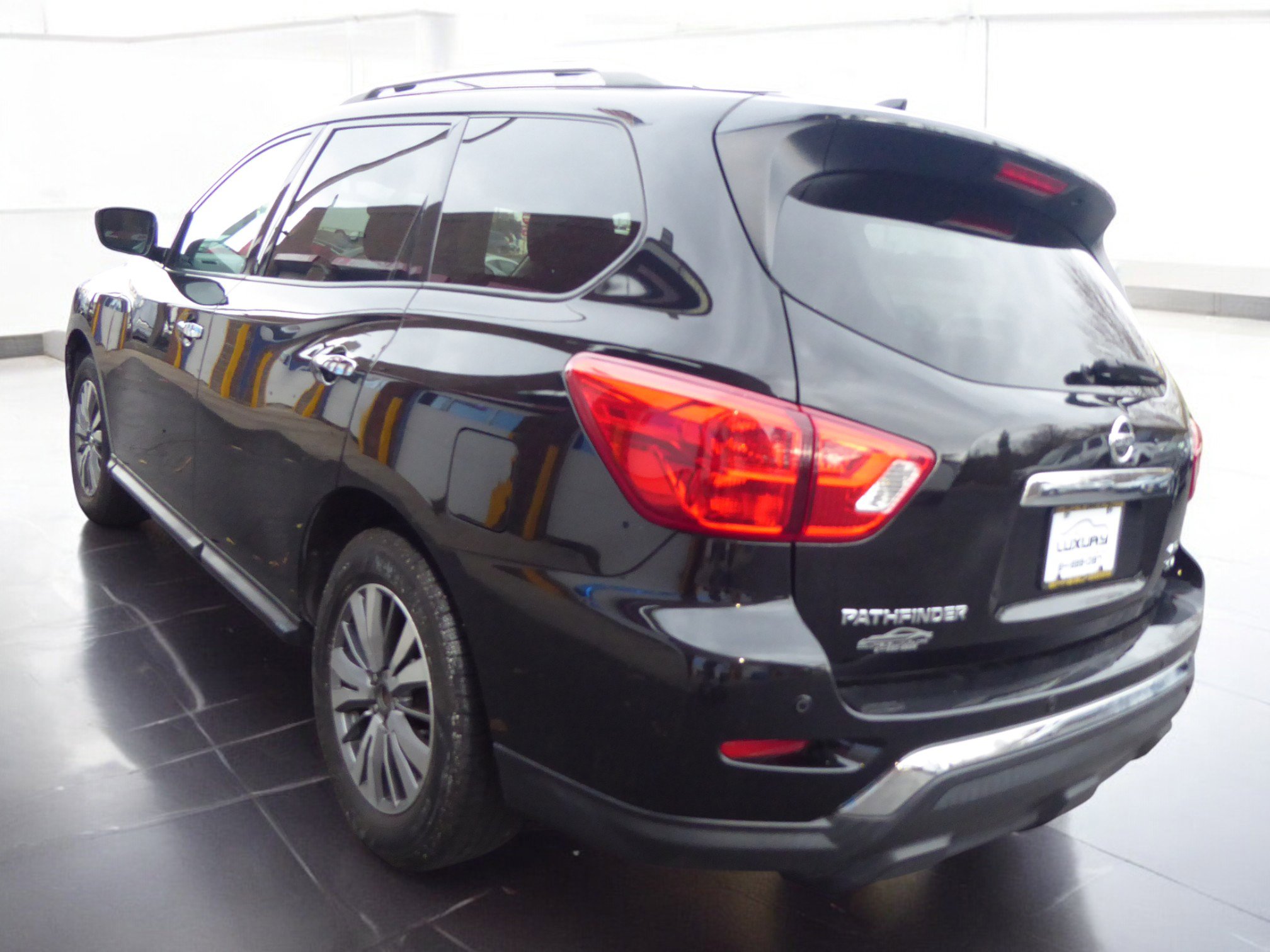 Used 2019 Nissan Pathfinder SV image 8