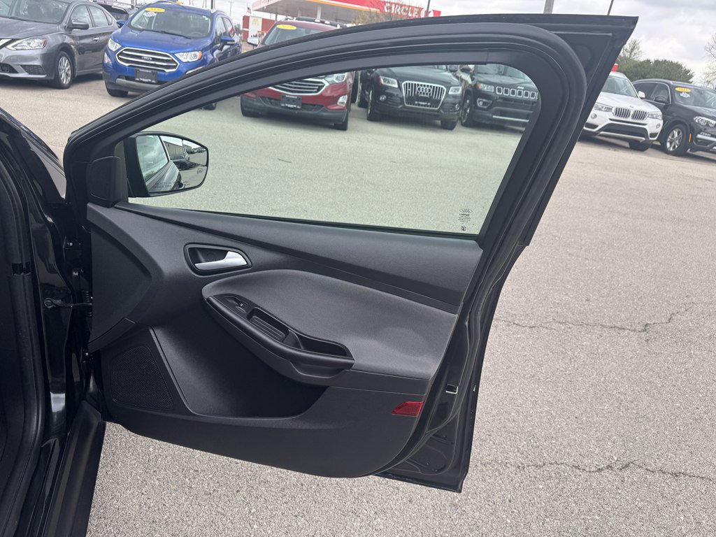 Used 2014 Ford Focus SE w/ SE Winter Package FWD image 13