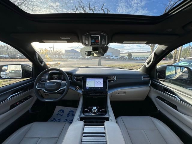 Used 2025 Jeep Wagoneer Series III w/ Premium Group I image 2