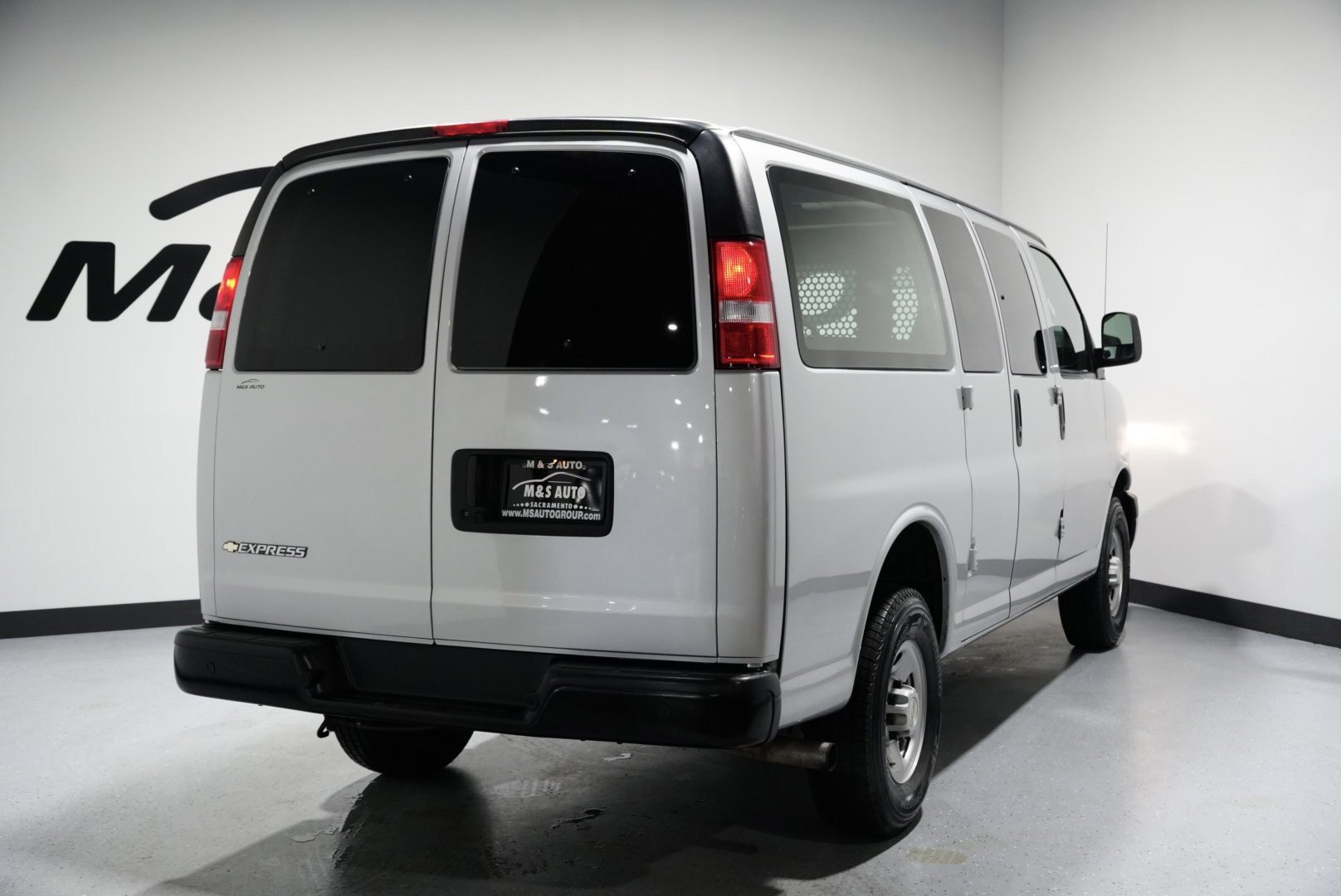 Used 2024 Chevrolet Express 2500 w/ Driver Convenience Package image 8