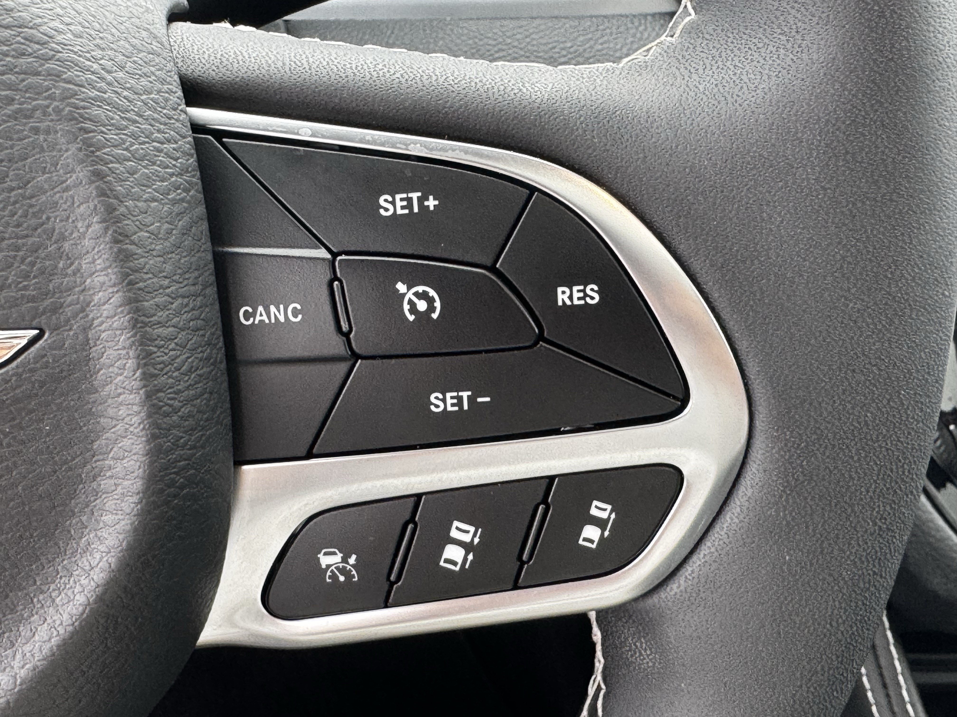 Used 2026 Chrysler Pacifica Limited FWD image 23