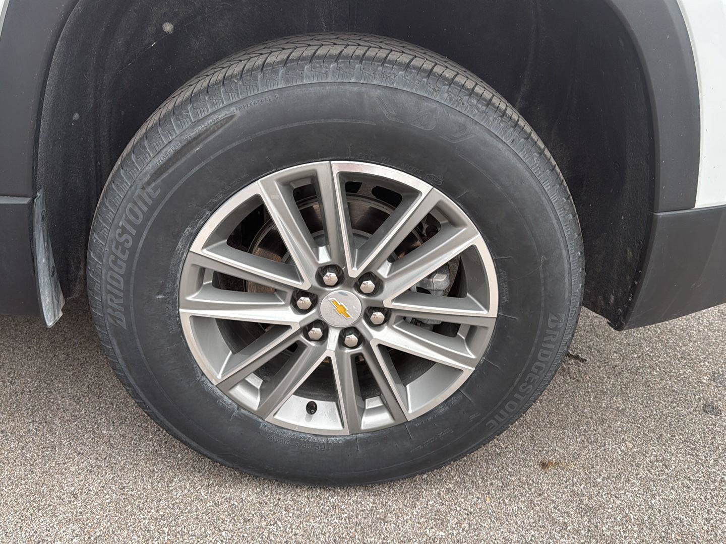 Used 2023 Chevrolet Traverse LT FWD image 17