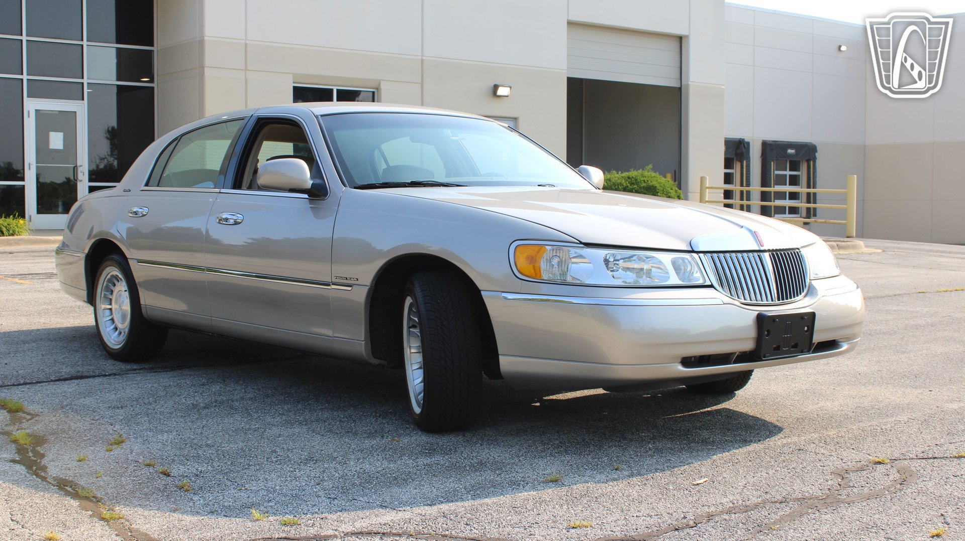 Used 2002 Lincoln Town Car Executive RWD image 34