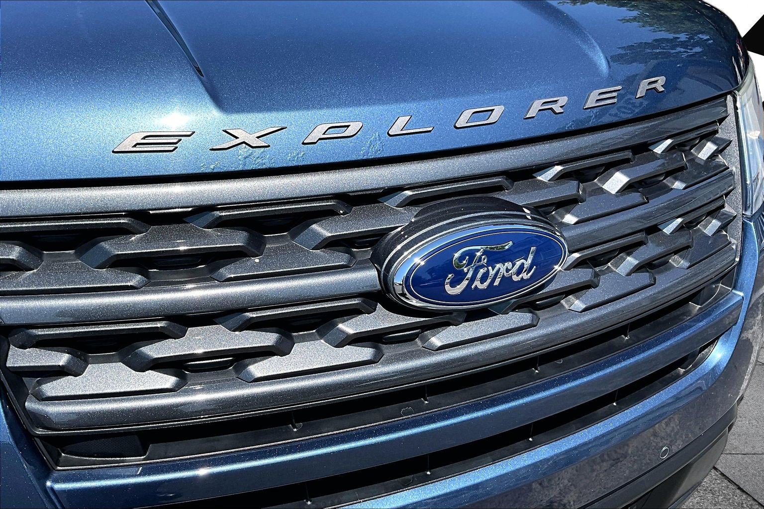 Used 2018 Ford Explorer XLT w/ Equipment Group 202A AWD/4WD image 29