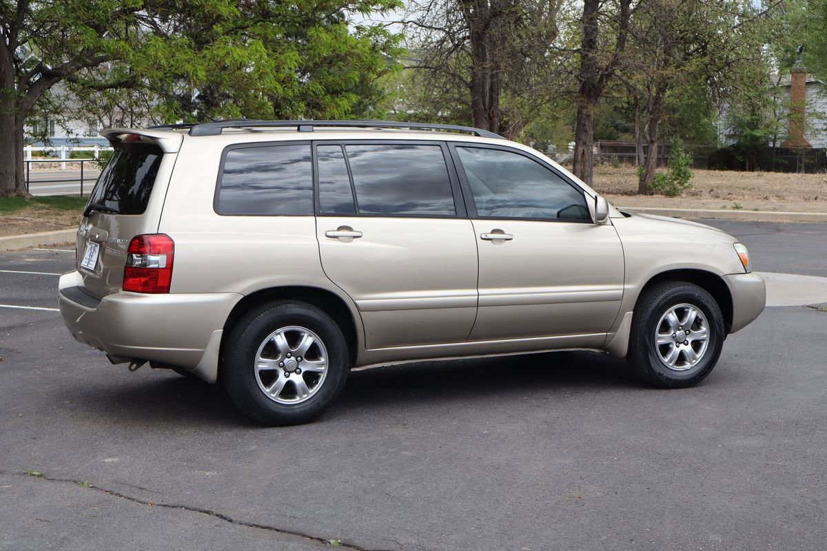 Used 2005 Toyota Highlander 2WD V6 w/ 3rd Row image 4