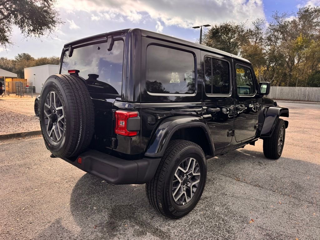 Used 2025 Jeep Wrangler Sahara image 9