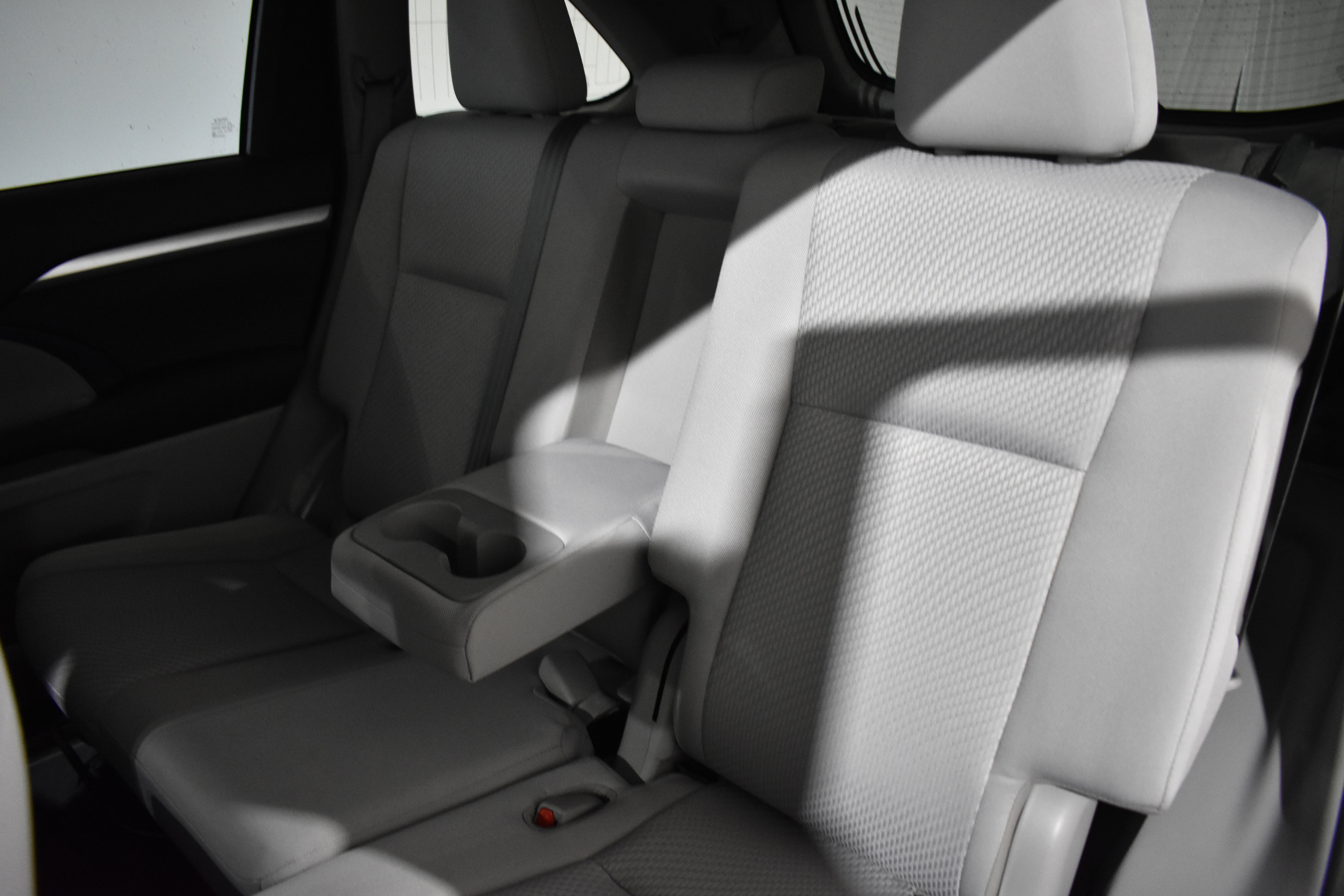 Used 2019 Toyota Highlander LE image 28