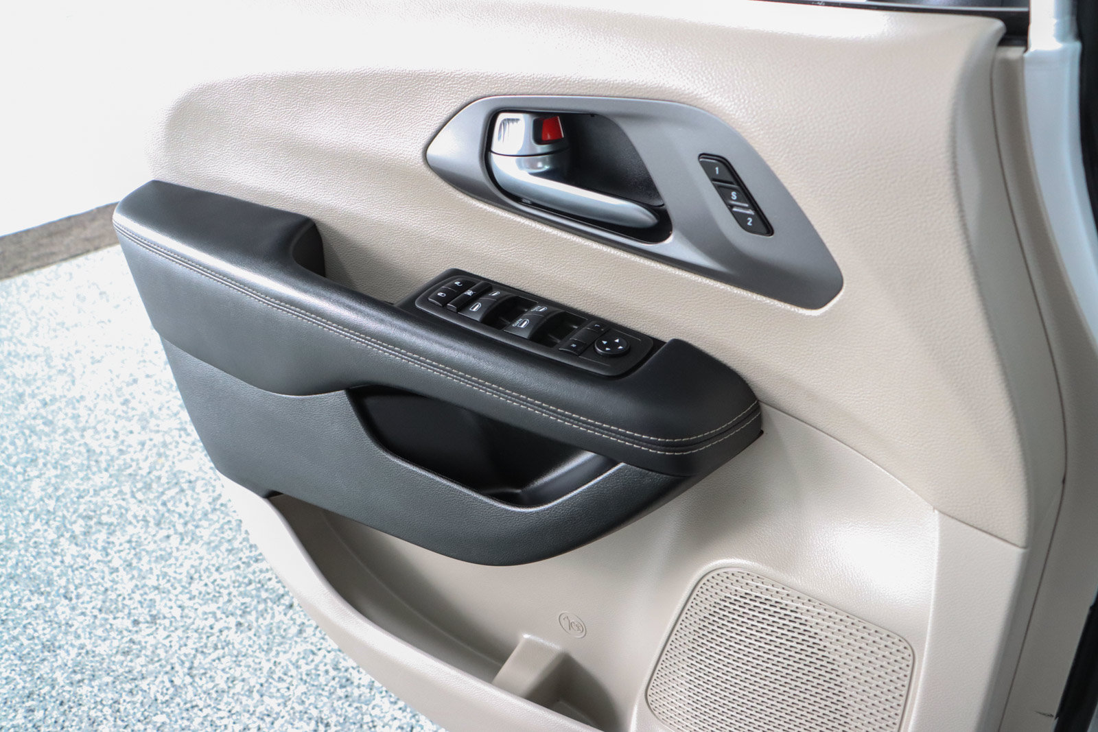 Used 2023 Chrysler Pacifica Touring-L FWD image 21