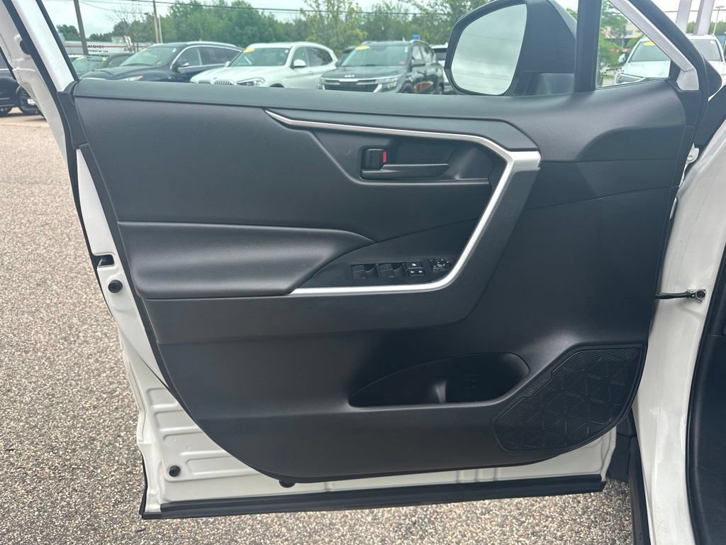 Used 2020 Toyota RAV4 LE w/ Carpet Mat Package AWD/4WD image 15