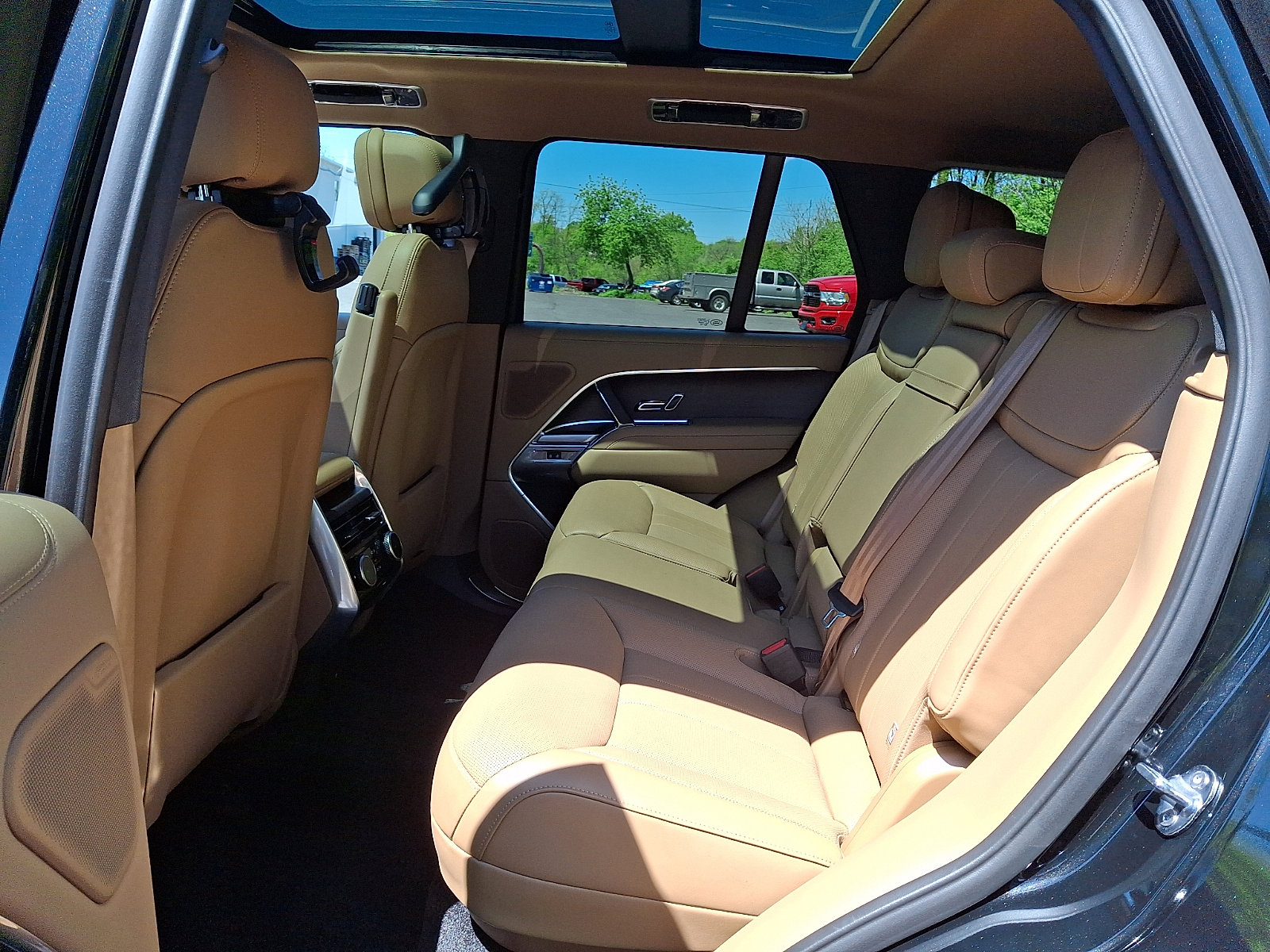 Used 2025 Land Rover Range Rover SE AWD/4WD image 5