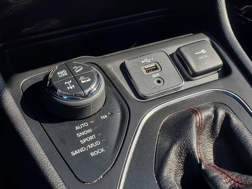 Used 2020 Jeep Cherokee Trailhawk w/ Cold Weather Group AWD/4WD image 5