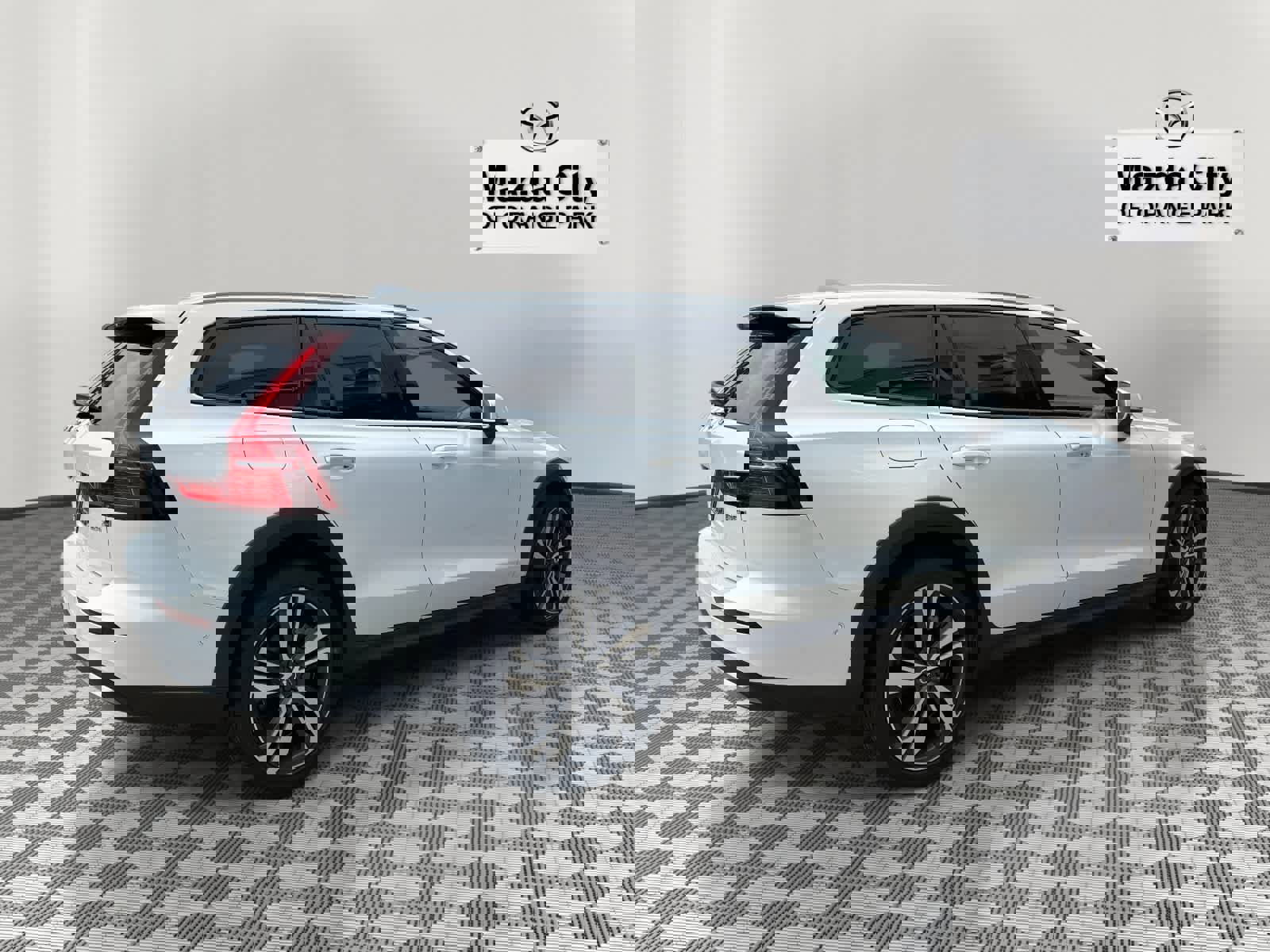 Used 2023 Volvo V60 B5 Cross Country Plus image 3