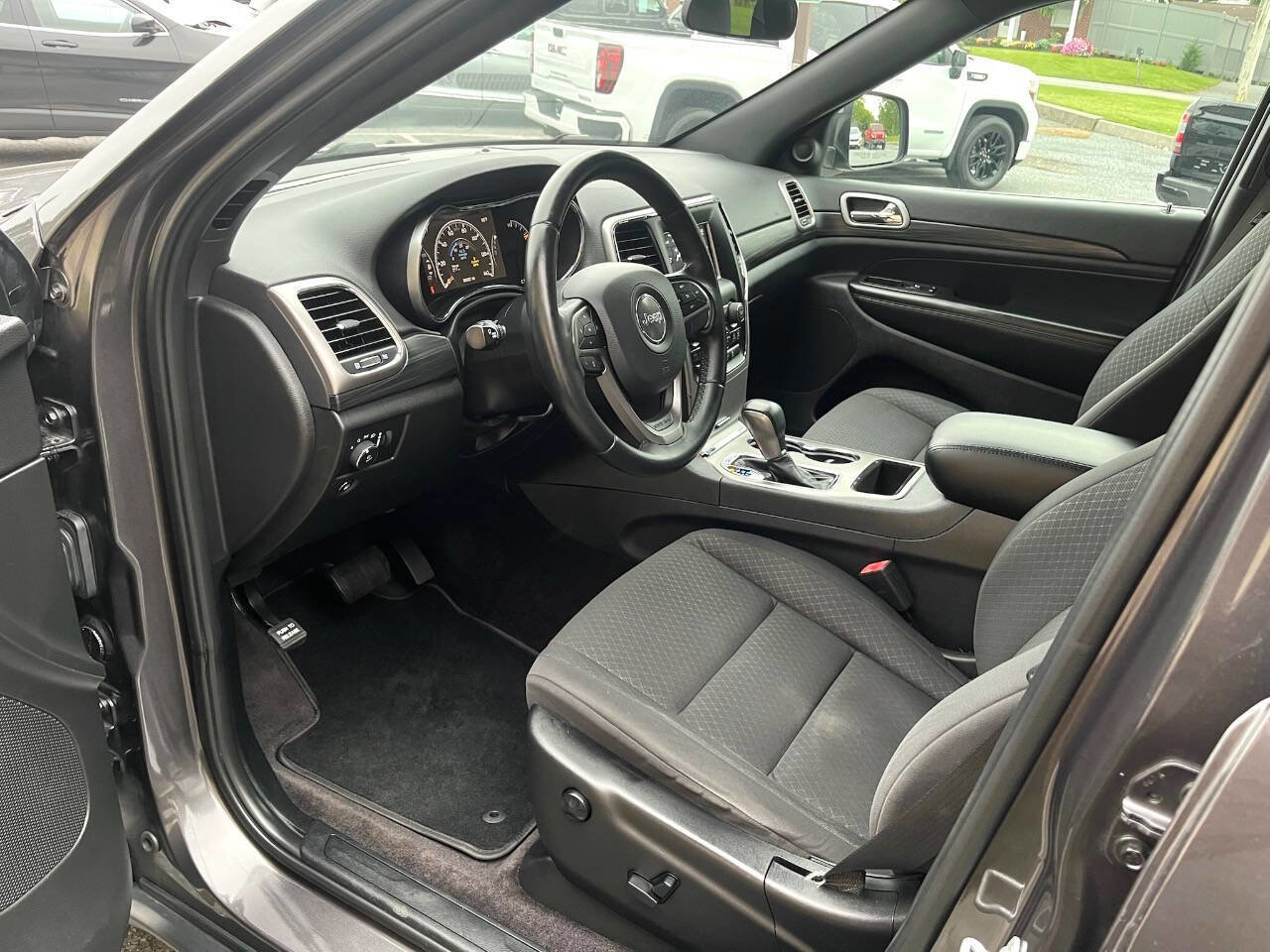 Used 2019 Jeep Grand Cherokee Laredo image 6