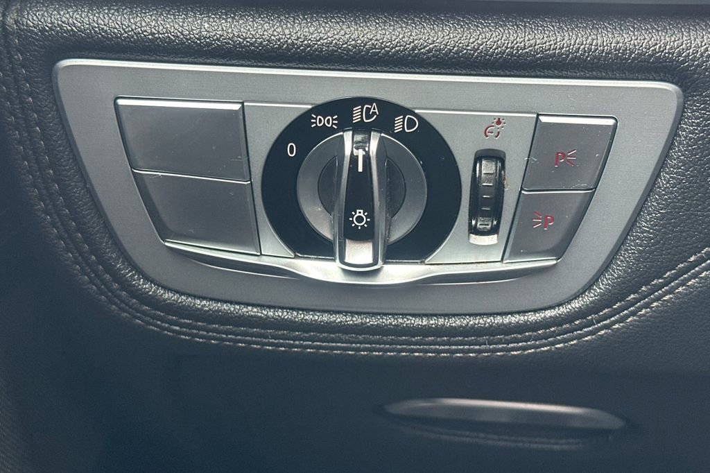 Used 2020 BMW 740i w/ M Sport Package image 27