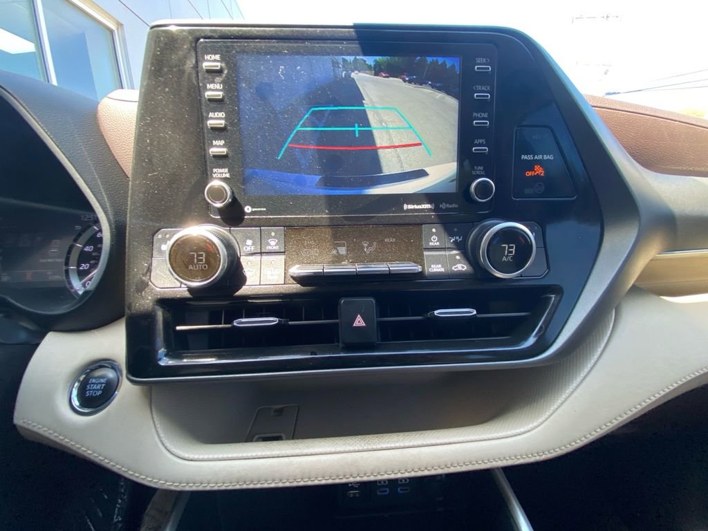 Used 2022 Toyota Highlander XLE AWD/4WD image 16