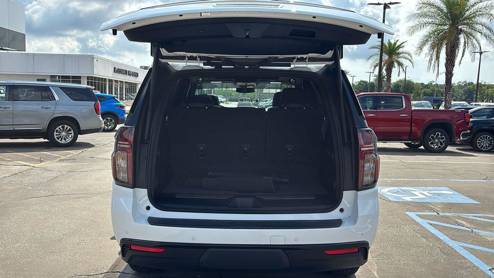 Certified 2023 Chevrolet Tahoe Z71 w/ Luxury Package AWD/4WD image 19