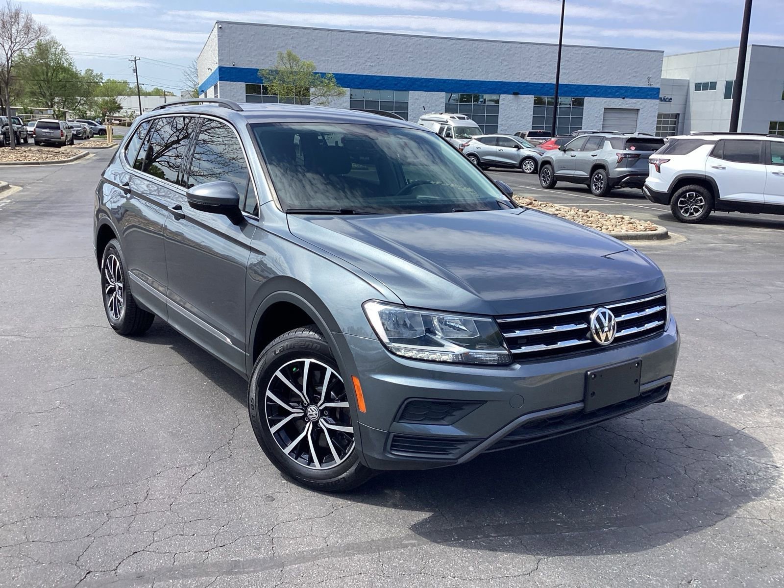 Used 2021 Volkswagen Tiguan SE image 1