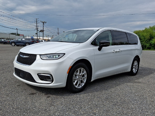 Used 2024 Chrysler Pacifica Touring-L FWD image 4