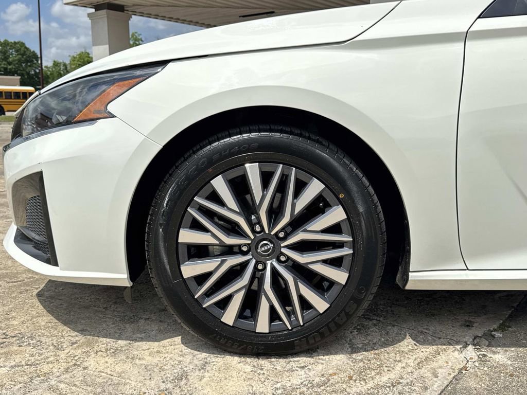 Used 2025 Nissan Altima 2.5 SV FWD image 5