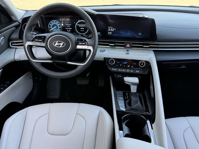 Used 2025 Hyundai Elantra Limited FWD image 9