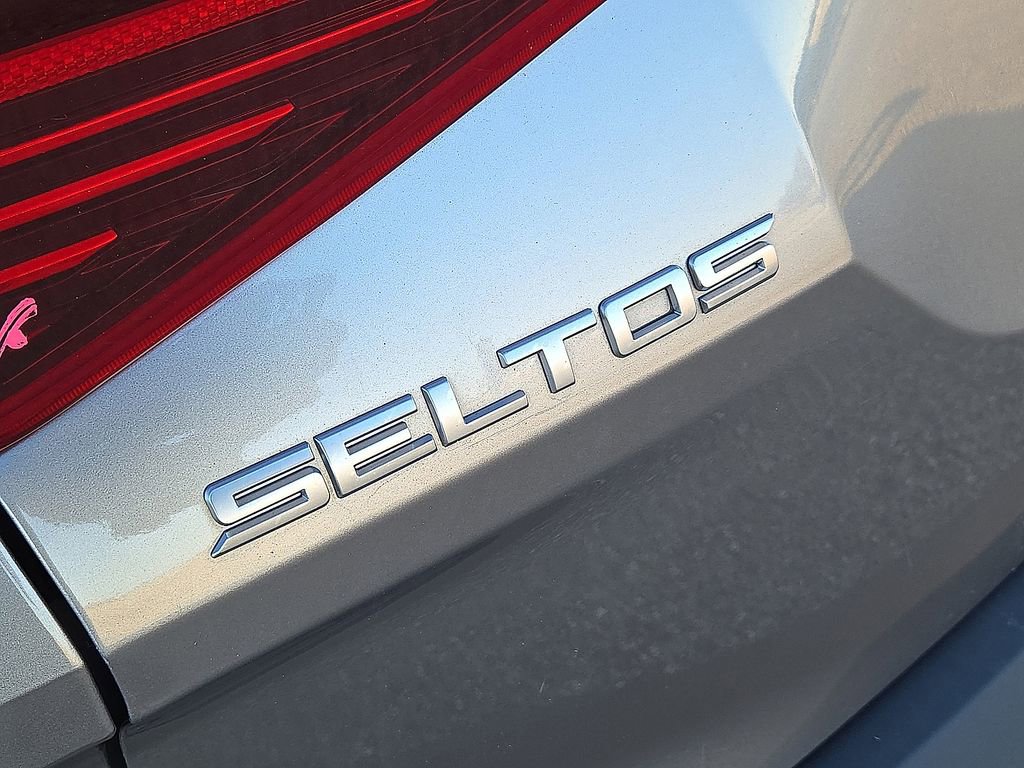 Used 2022 Kia Seltos EX image 11