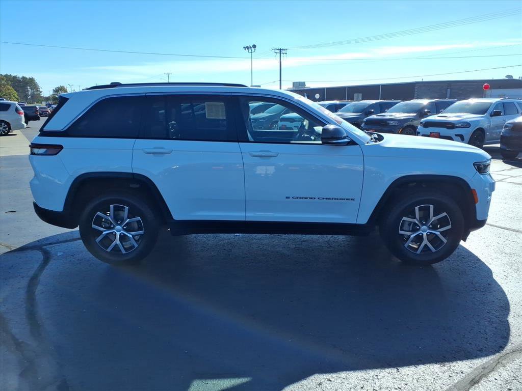 Used 2023 Jeep Grand Cherokee Limited image 2