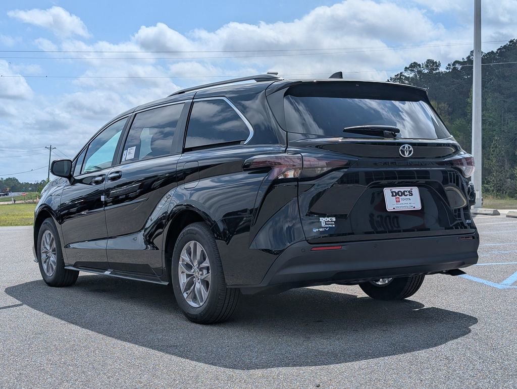 New 2026 Toyota Sienna XLE image 3