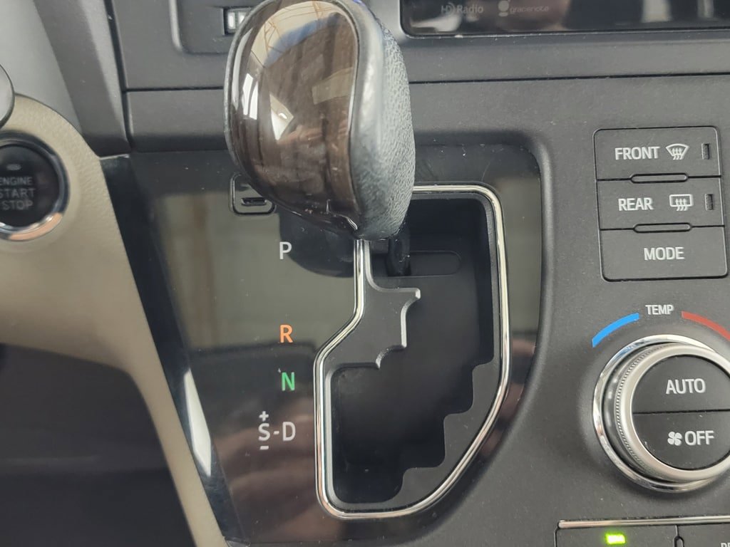 Used 2015 Toyota Sienna XLE FWD image 18