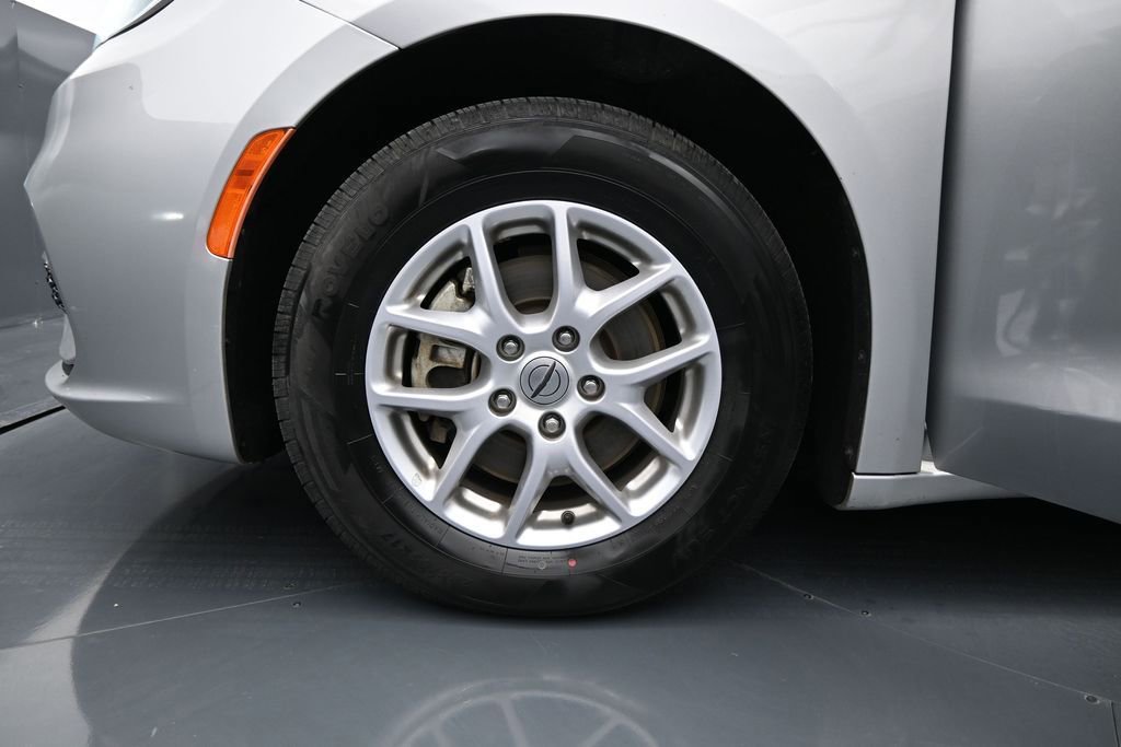 Used 2023 Chrysler Pacifica Touring-L FWD image 30