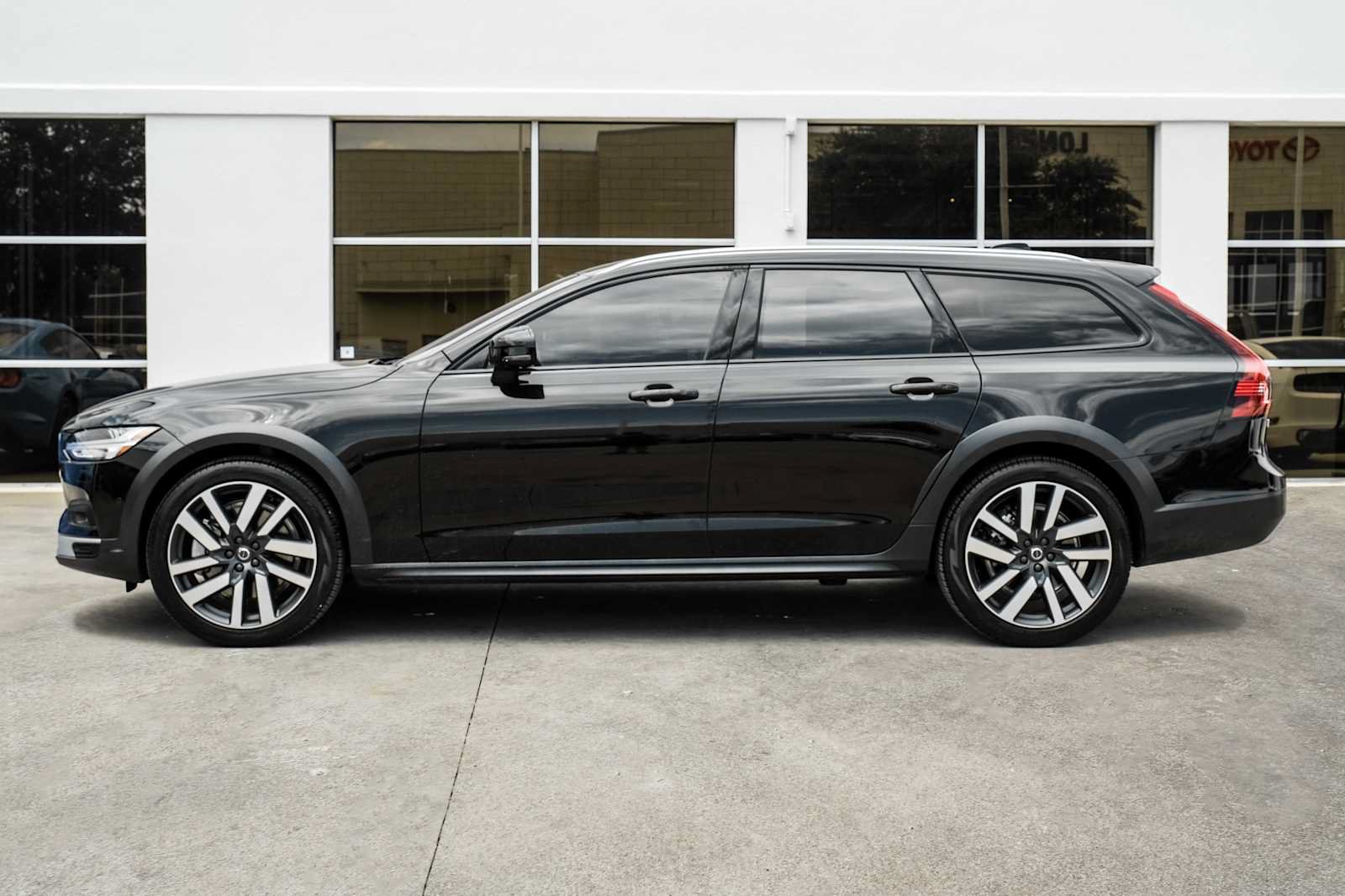Used 2025 Volvo V90 B6 Cross Country Plus w/ Protection Package Premier AWD/4WD image 12