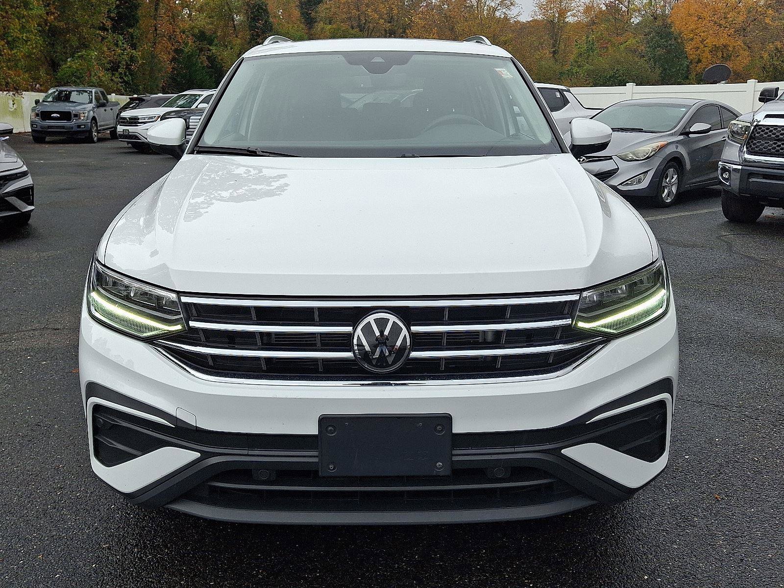 Used 2022 Volkswagen Tiguan SE w/ Panoramic Sunroof Package image 2