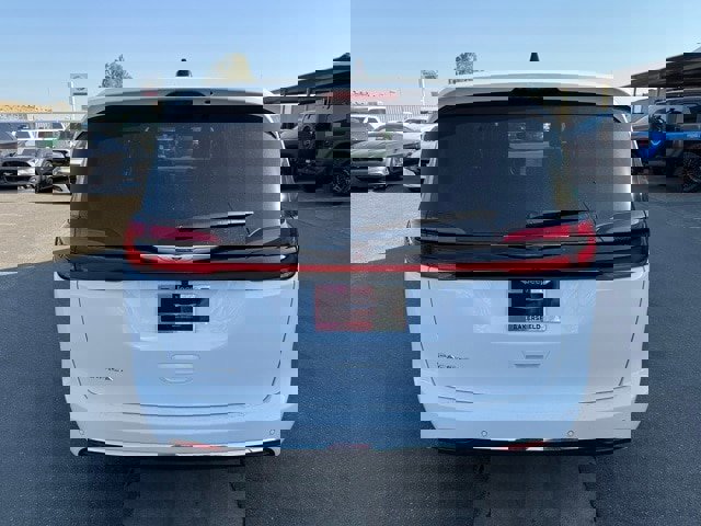 New 2026 Chrysler Pacifica Select image 5