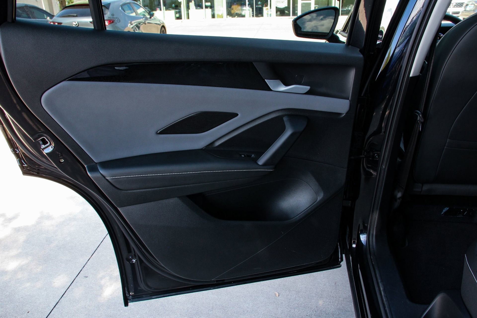 Certified 2025 Volkswagen Tiguan SE FWD image 33