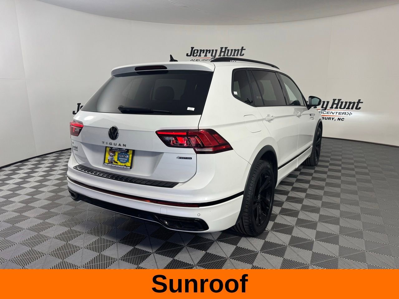 Used 2024 Volkswagen Tiguan SE R-Line image 7