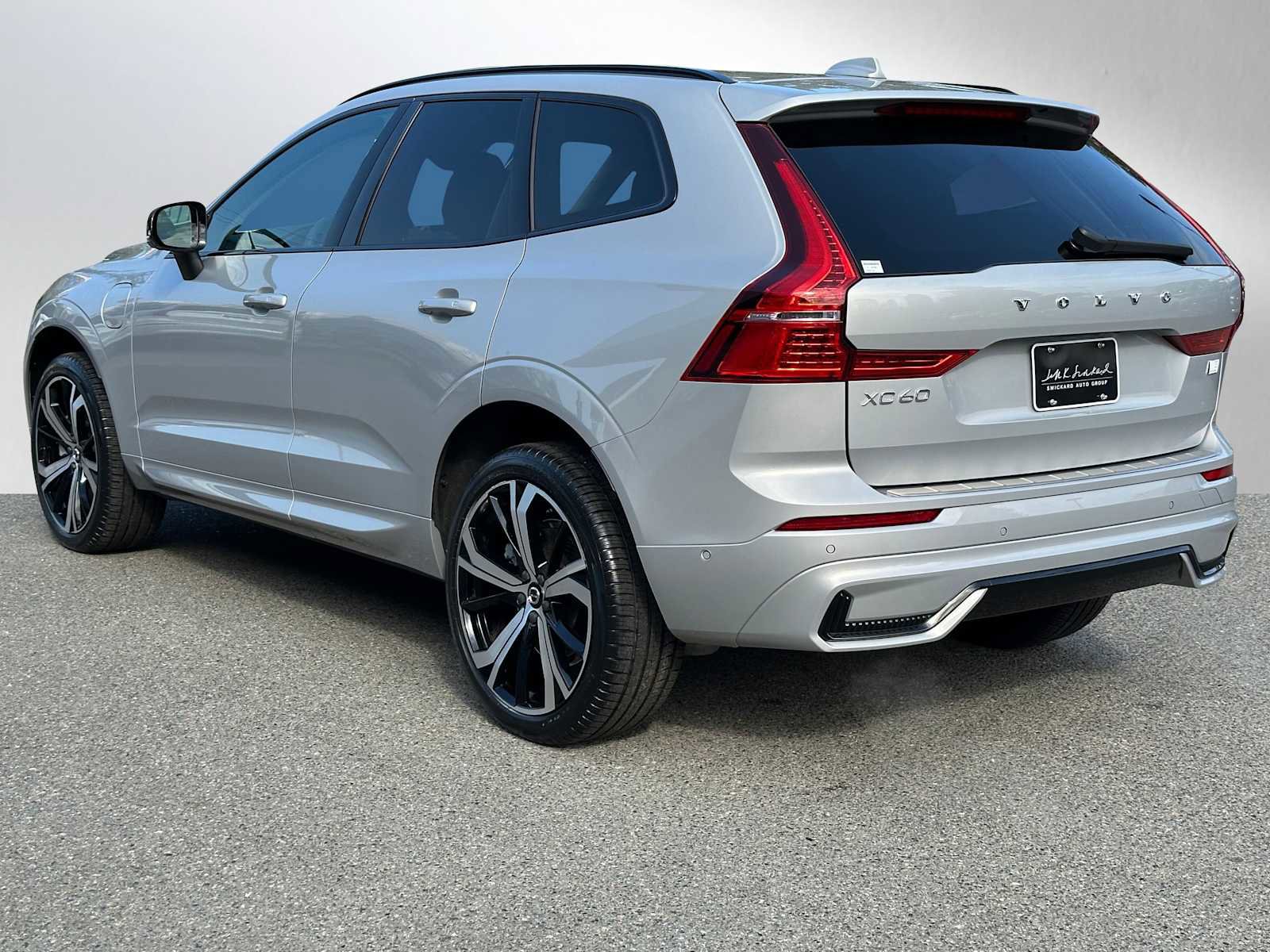 Certified 2023 Volvo XC60 T8 Ultimate w/ Climate Package image 5