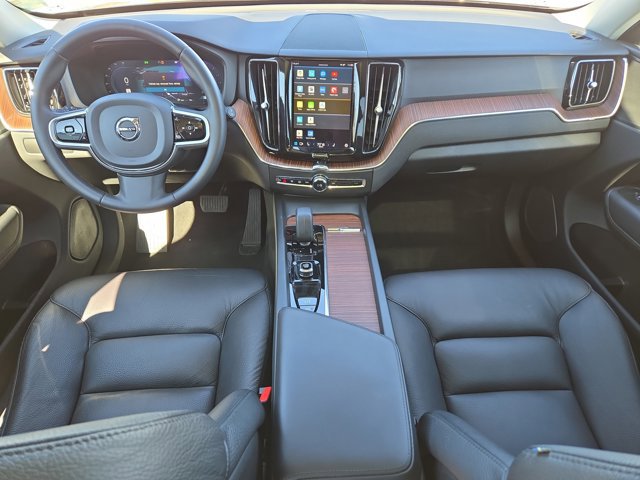 Used 2023 Volvo XC60 B5 Plus image 16