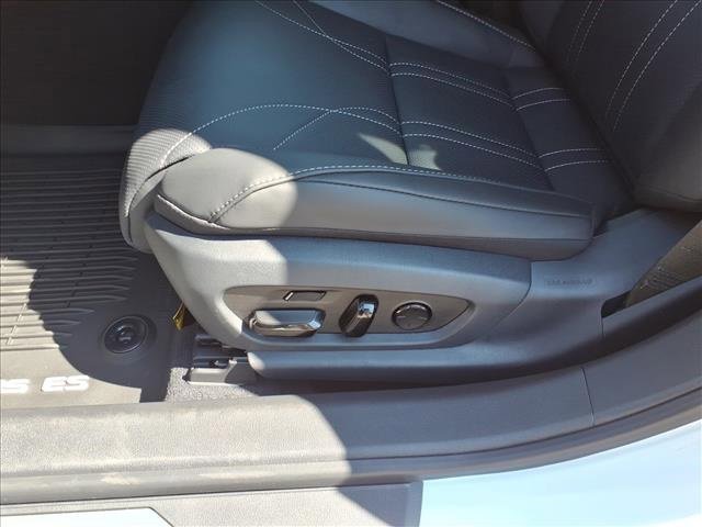 New 2025 Lexus ES 300h Ultra Luxury image 12