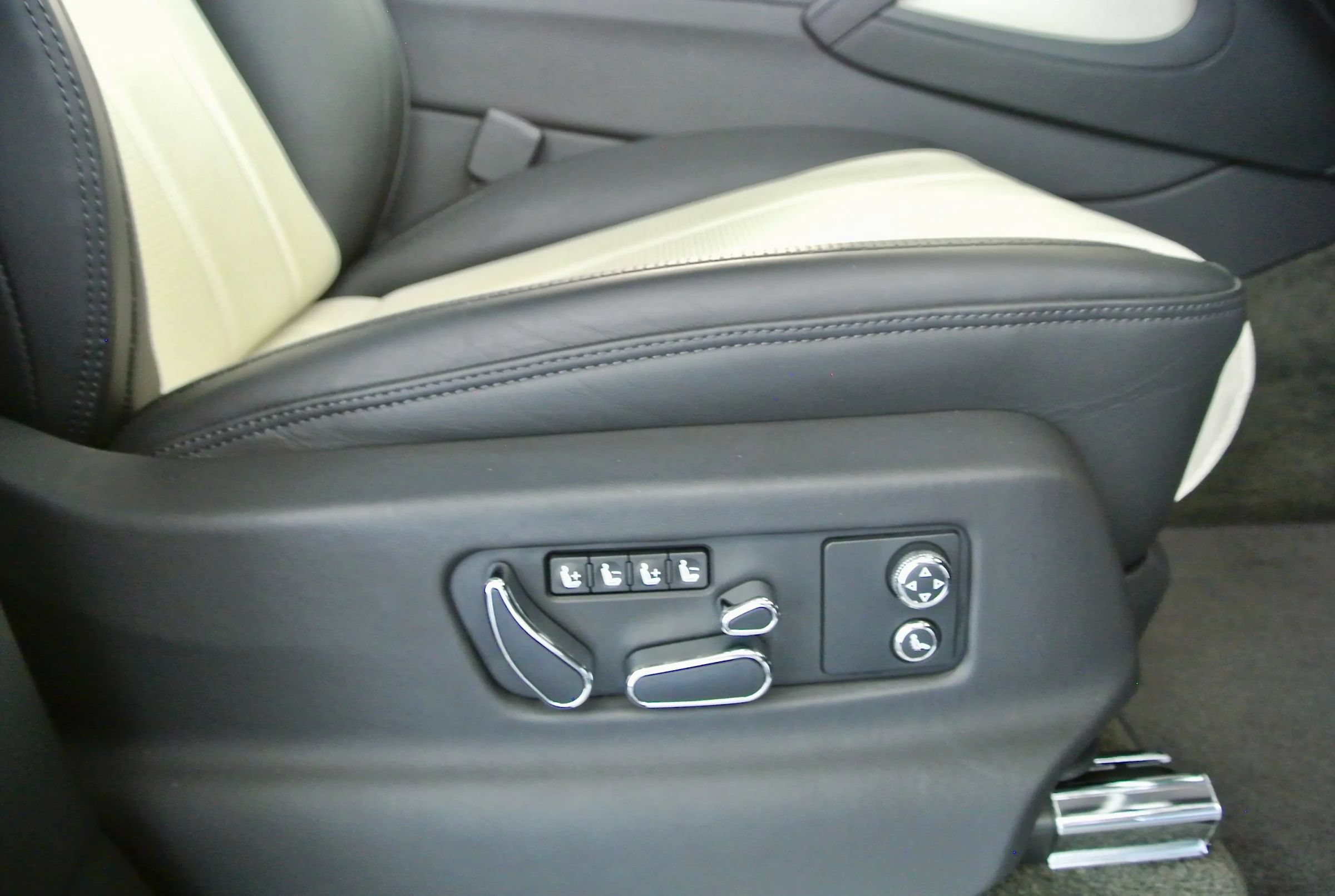 Used 2023 Bentley Bentayga AWD/4WD image 27