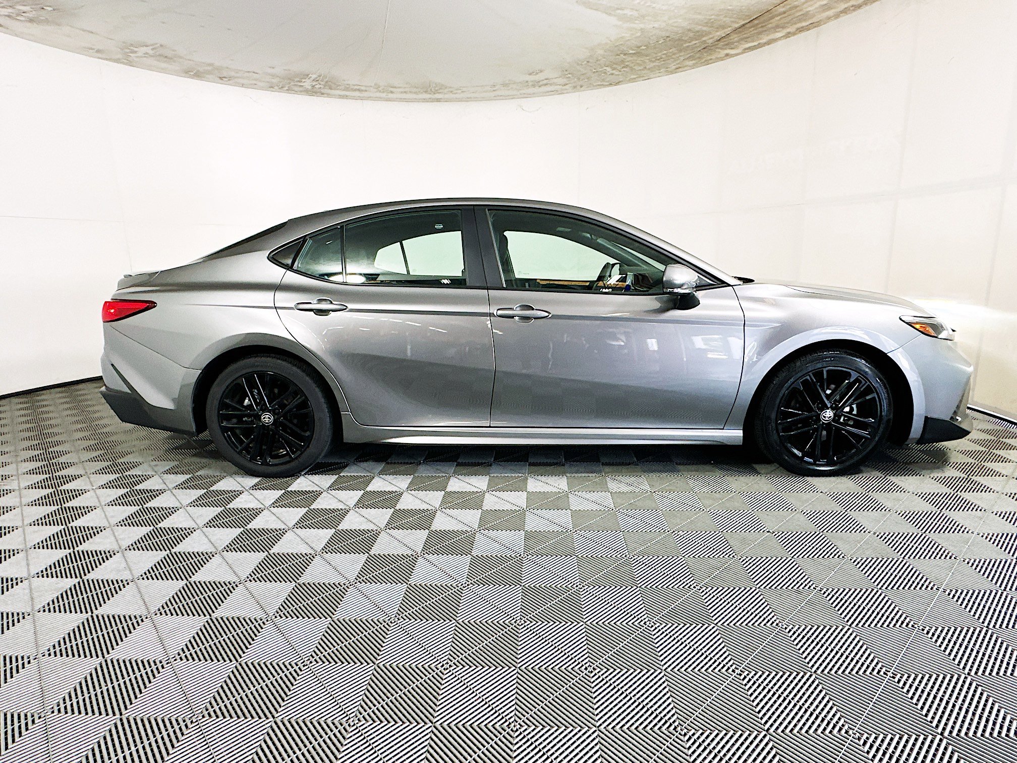 Used 2025 Toyota Camry SE FWD image 2