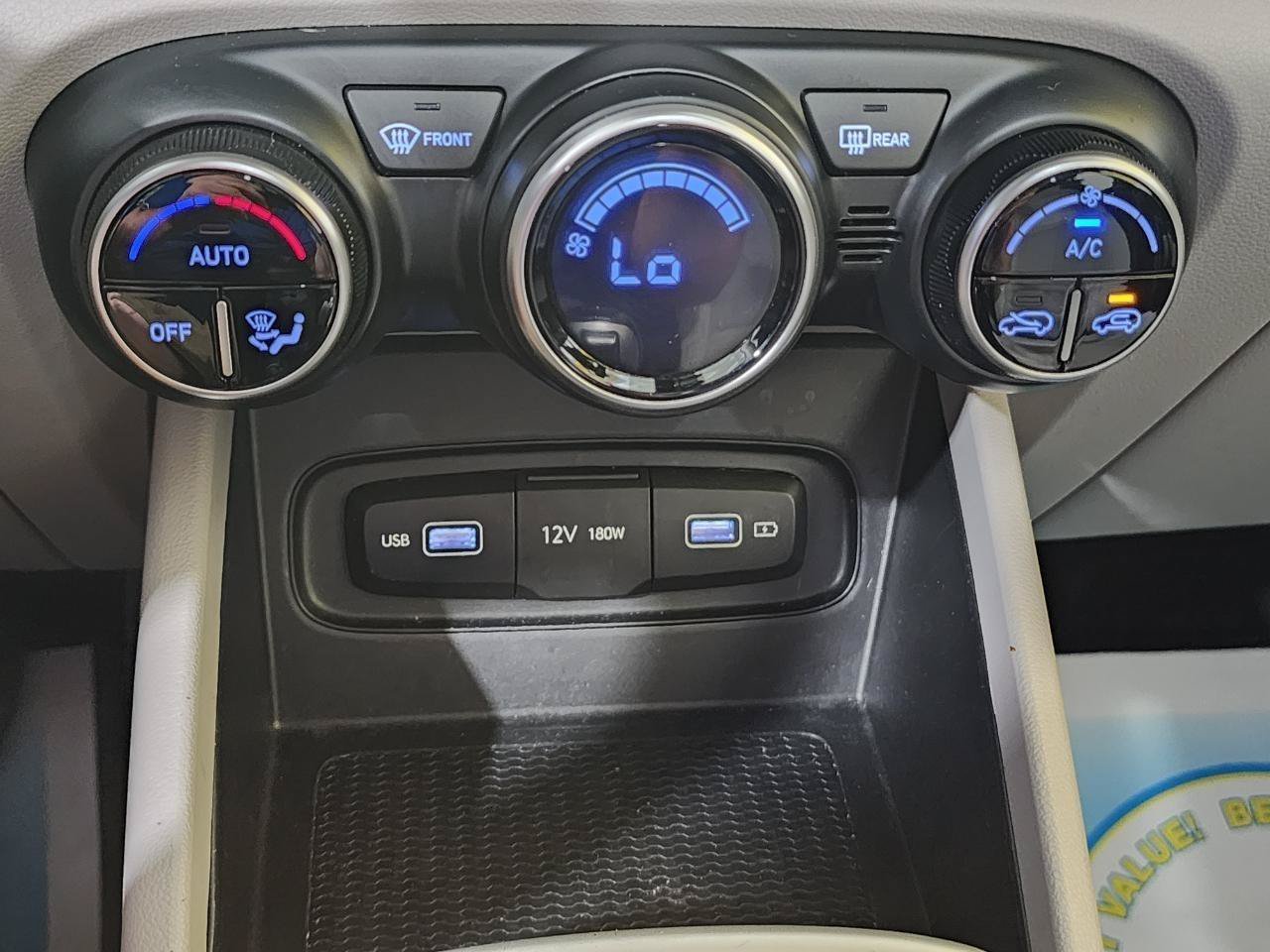Used 2022 Hyundai Venue SEL FWD image 17