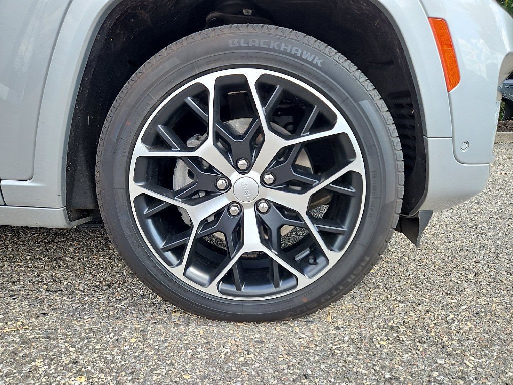 Used 2023 Jeep Grand Cherokee Summit AWD/4WD image 9