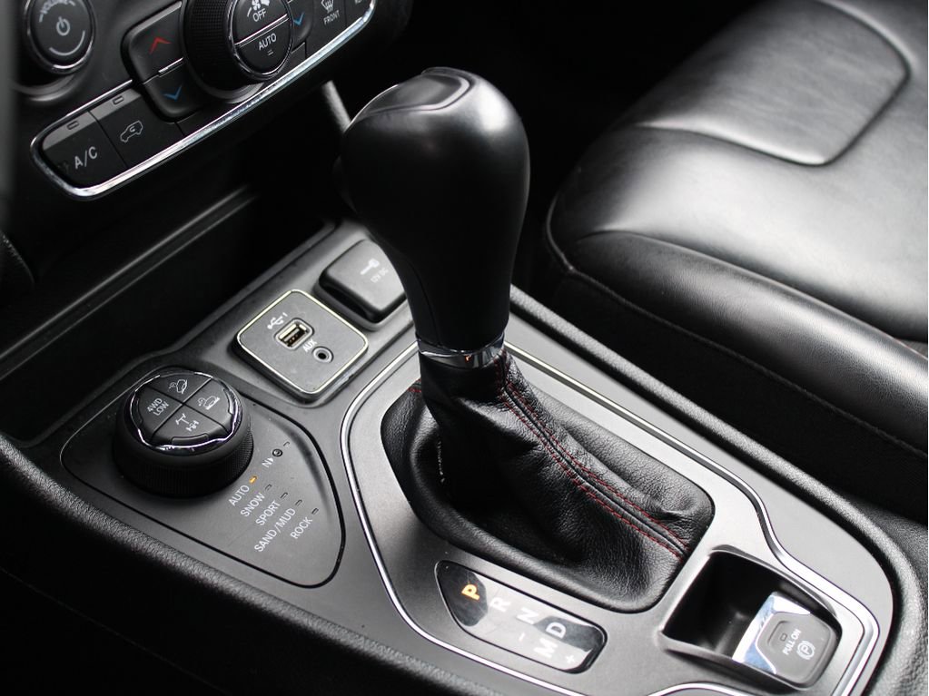 Used 2021 Jeep Cherokee Trailhawk image 19