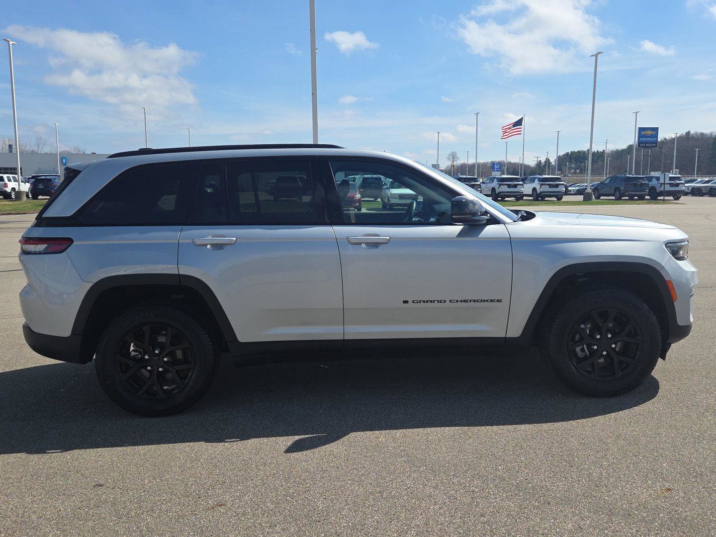 Used 2025 Jeep Grand Cherokee Altitude image 8