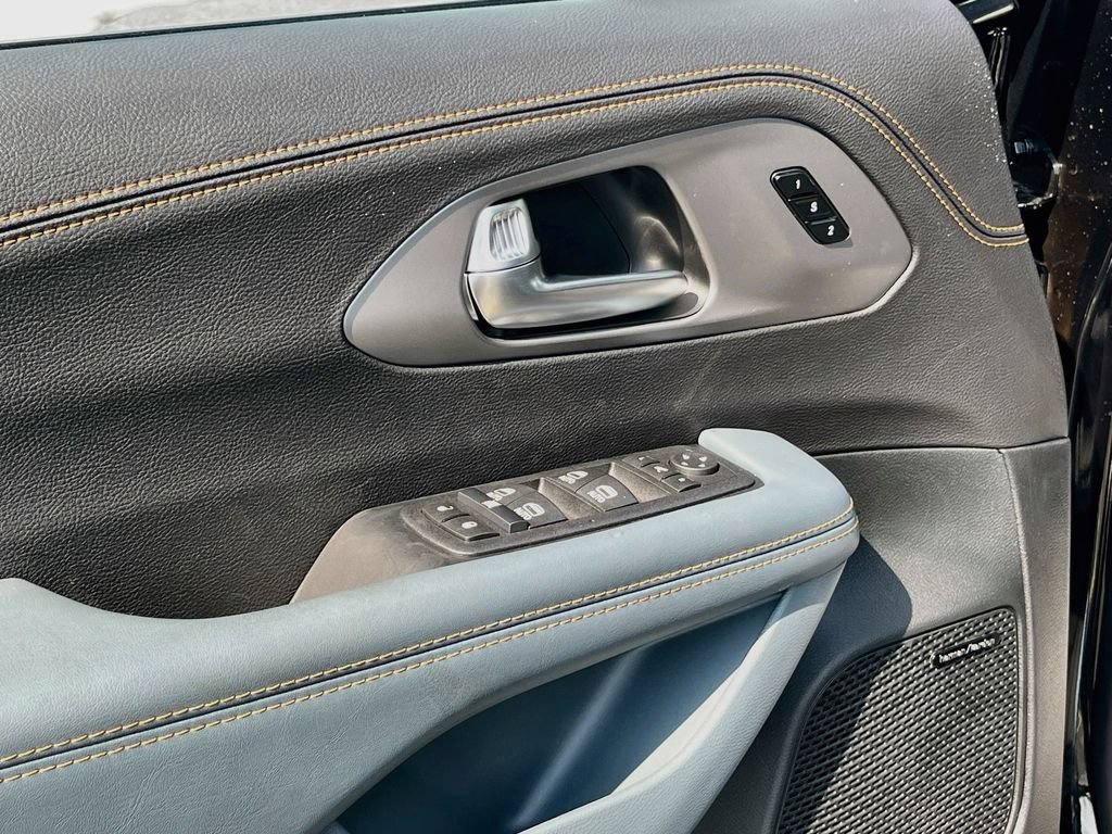 New 2027 Chrysler Pacifica Pinnacle w/ Theater Group FWD image 18