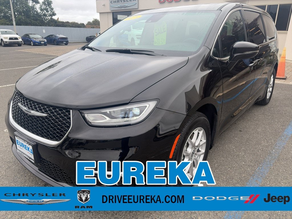 Used 2025 Chrysler Pacifica Select