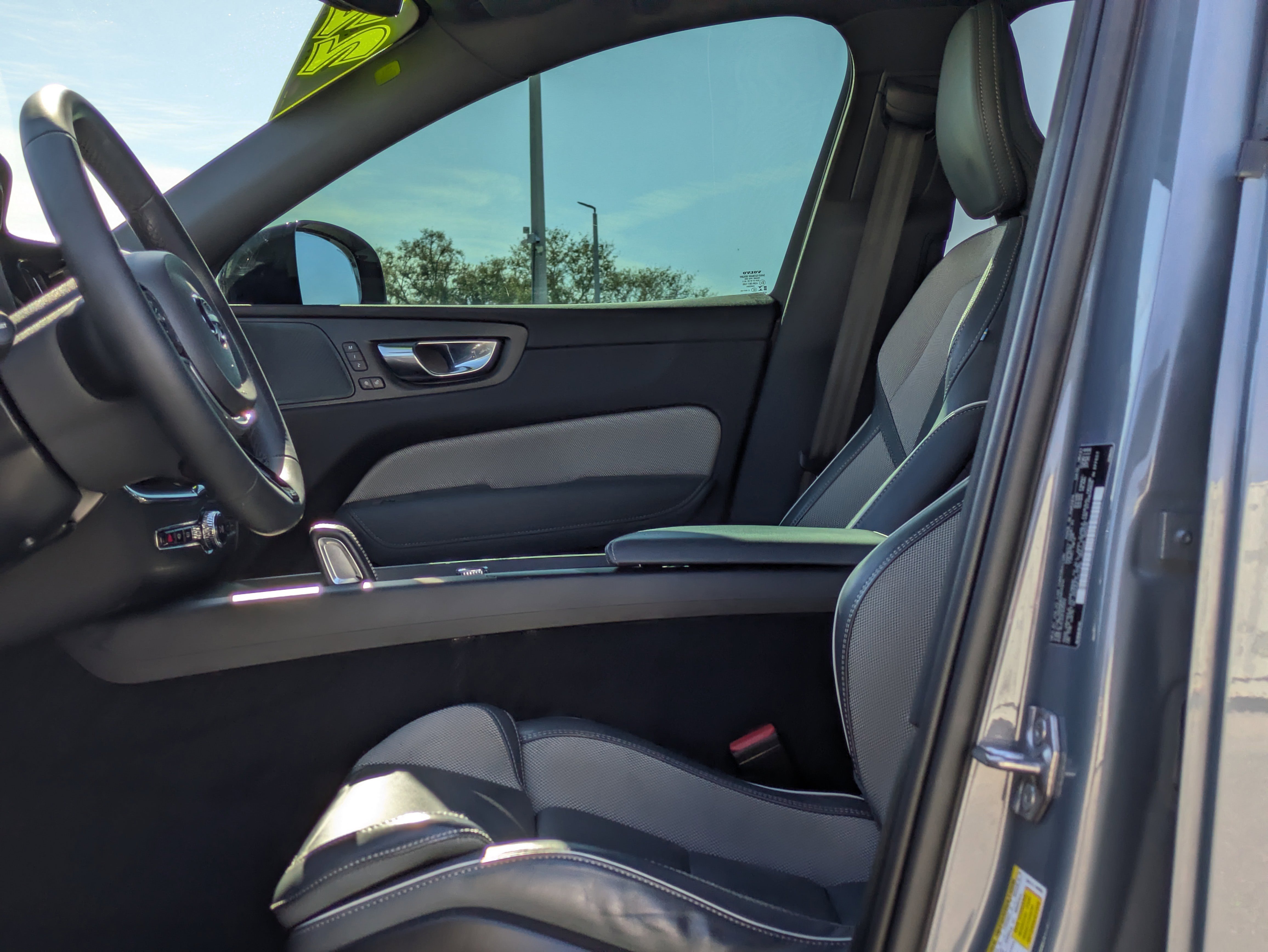 Used 2022 Volvo XC60 B5 R-Design w/ Advanced Package image 21